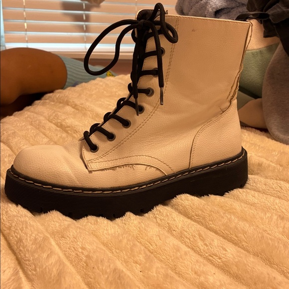 Chic White Boots with Black Soles - Picture 1 of 4